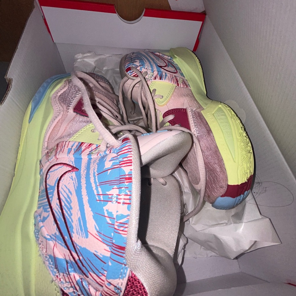 Kyrie Infinity '1 World 1 People - Soft Pink